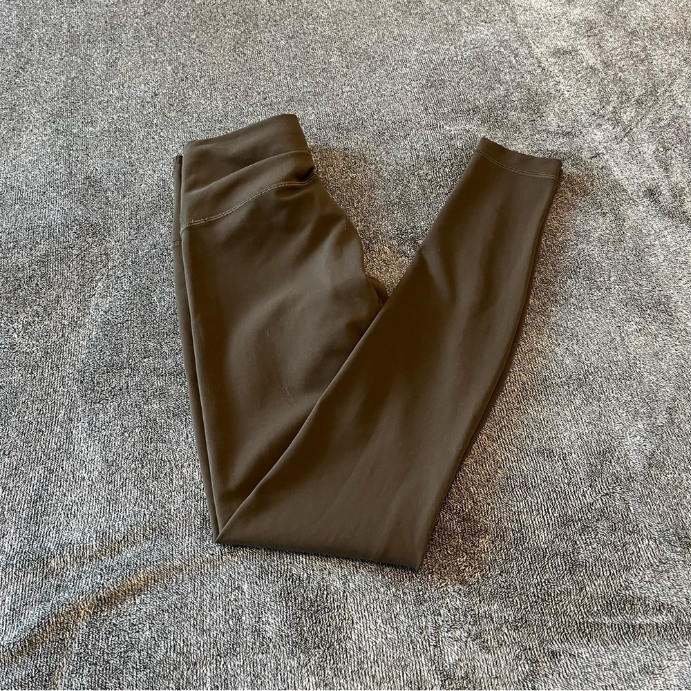 2023 Lululemon Wunder Train High-Rise Tight 28"
Dark Olive Size 6 - Picture 8 of 12